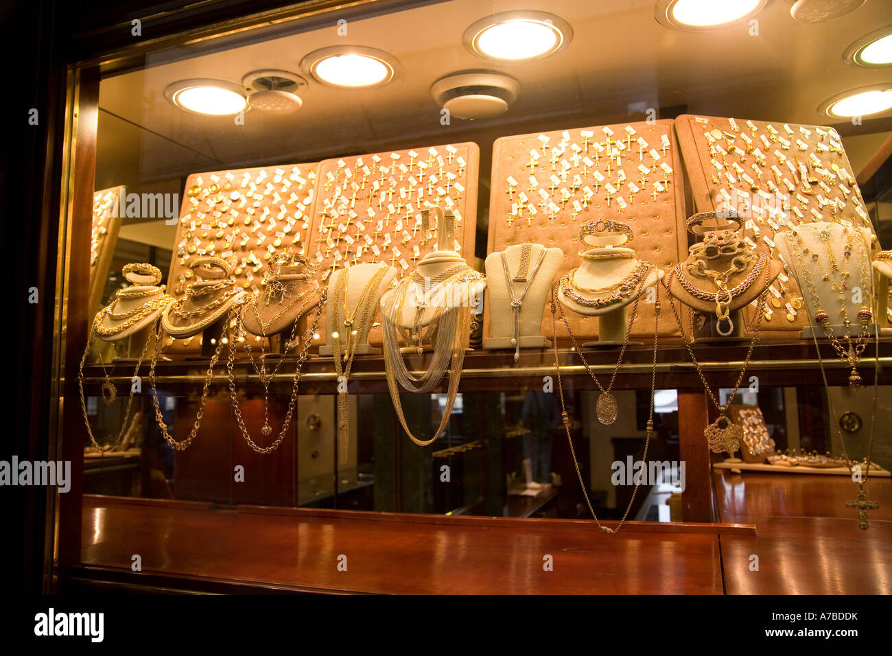 Oro e altri materiali preziosi riempire windows di molti negozi di gioielli su Ponte Vecchio a Firenze Italia Foto Stock