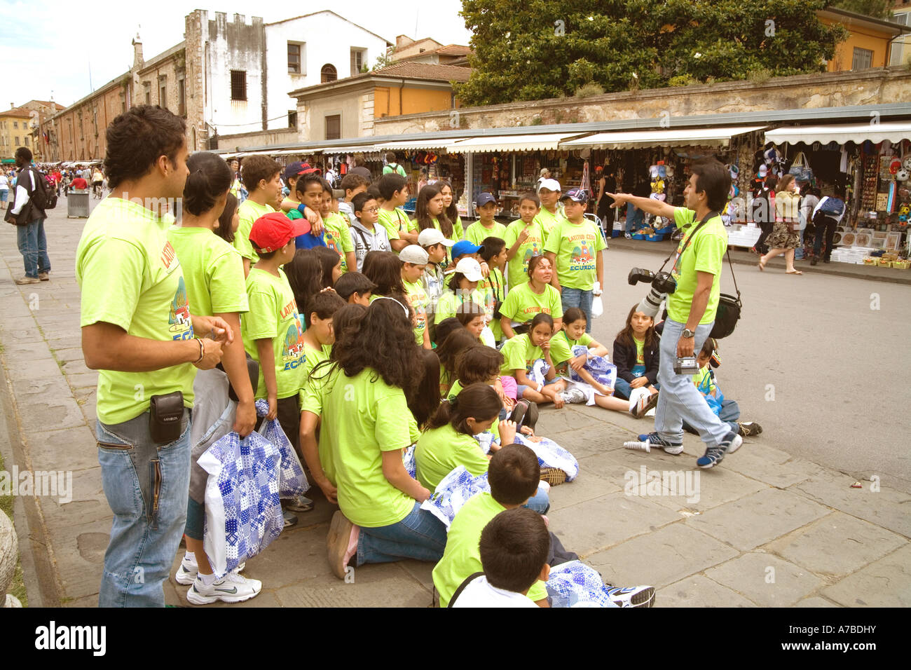 Gruppo di studenti provenienti da Ecuador pone per foto a Torre Pendente di Pisa Italia Non modello rilasciato Foto Stock