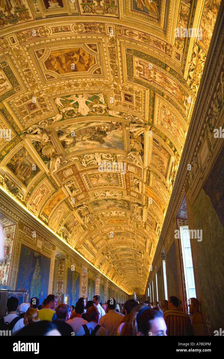 Il soffitto della galleria nel Museo Vaticano splende sopra le teste dei visitatori Vaticano Roma Italia Foto Stock