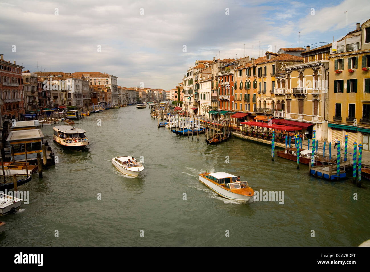 I canali sono le strade di Venezia sul Canal Grande è la superstrada della città Foto Stock