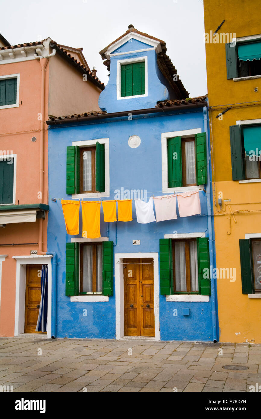 Case colorate su Venezia isola del merletto Foto Stock