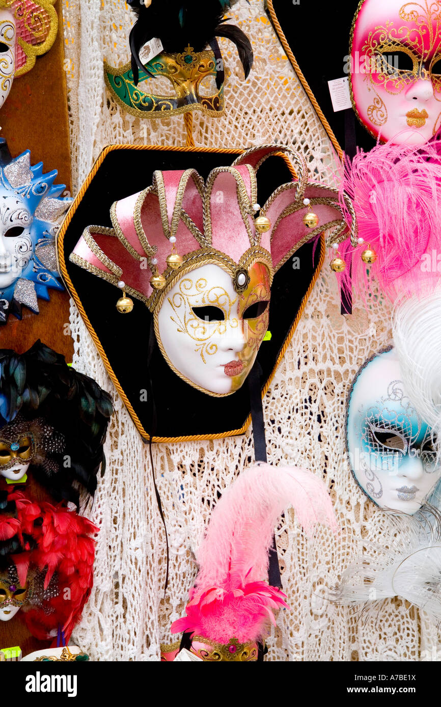 Mardi Gras carnevale maschere sono venduti in negozi di articoli da regalo come decorazioni a parete a Venezia Italia Foto Stock