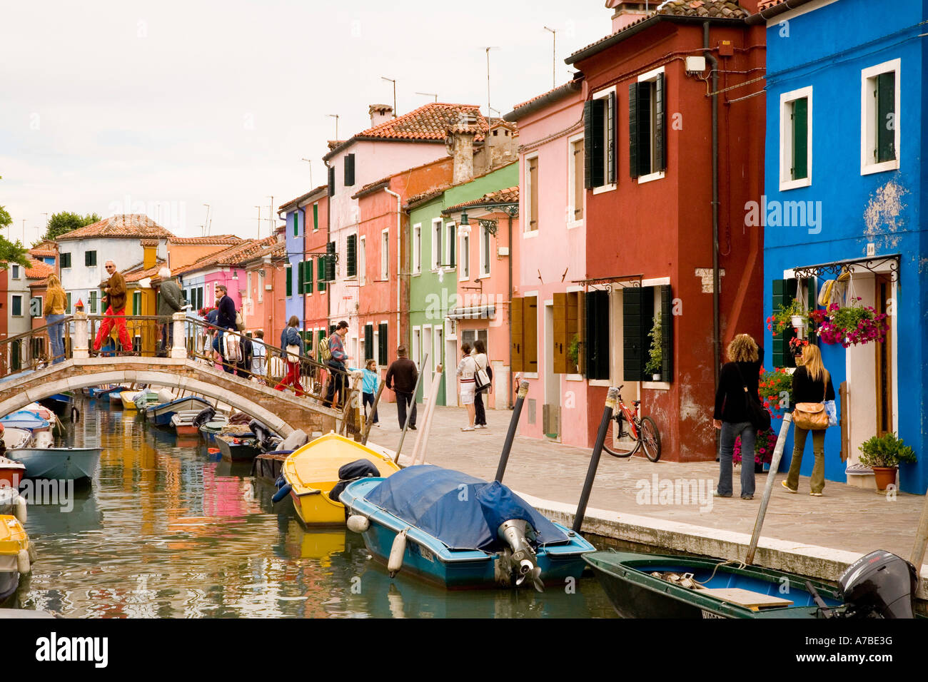 Case di pescatori in merletto isola di Venezia Italia sono dipinte in colori luminosi Foto Stock