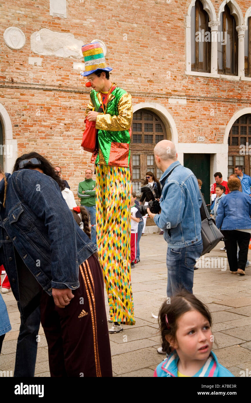 Clown su palafitte intrattiene la folla al festival di Merletto il merletto isola di Venezia Italia non rilasciato Foto Stock