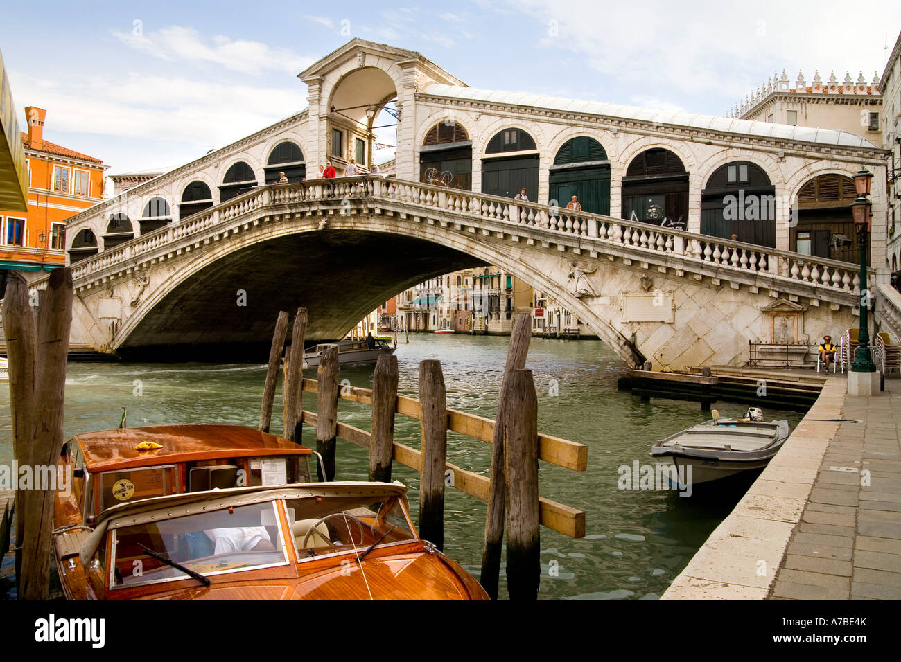 I canali sono le strade di Venezia Italia ponti come il Ponte di Rialto sono famosi in tutto il mondo Foto Stock