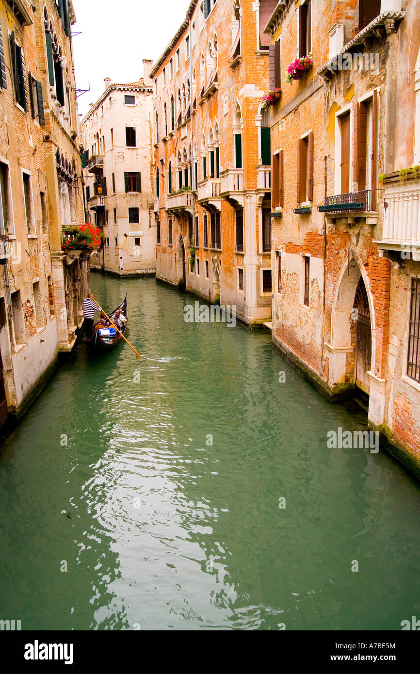I canali sono le strade di Venezia Italia Foto Stock