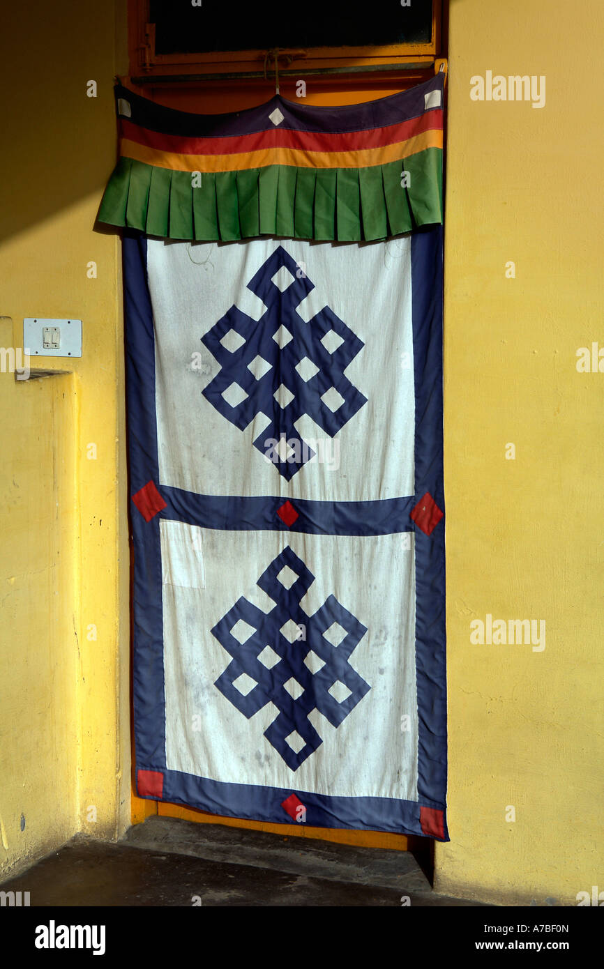 Dettaglio della porta a tsuglagkhang Foto Stock