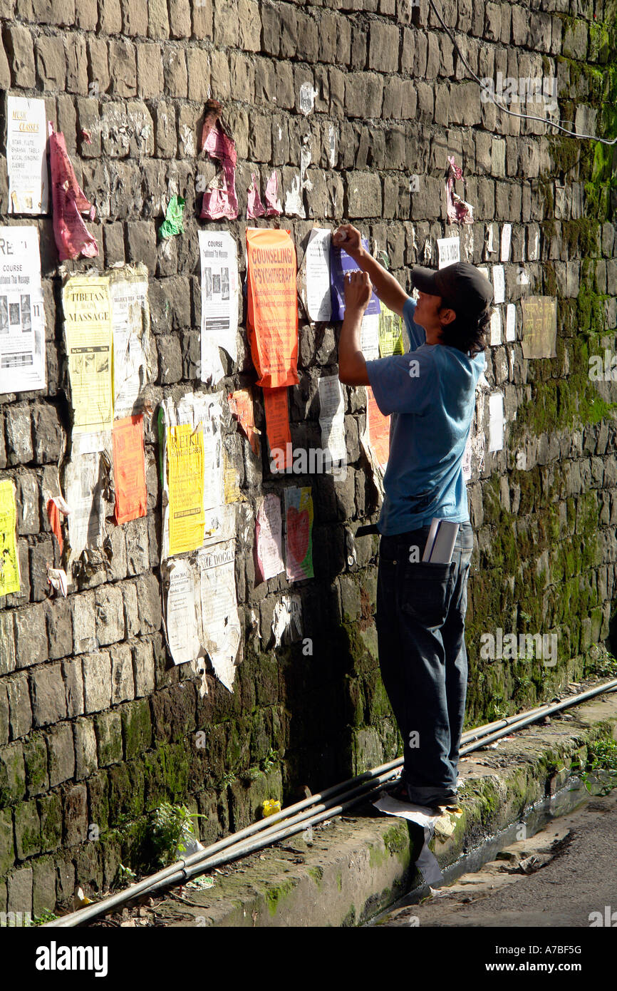 Poster appeso - mcleod ganj Foto Stock