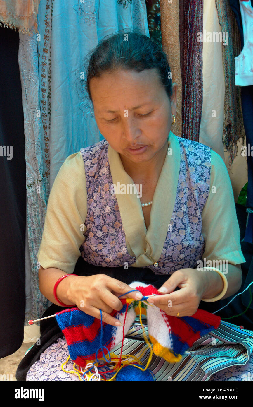 Donna al lavoro dharamsala Foto Stock