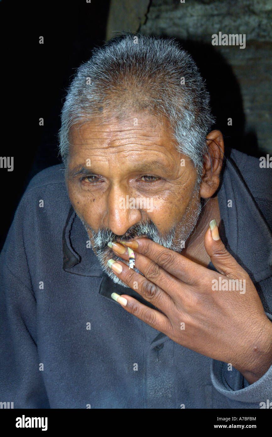 Il fumatore a mcleod ganj Foto Stock