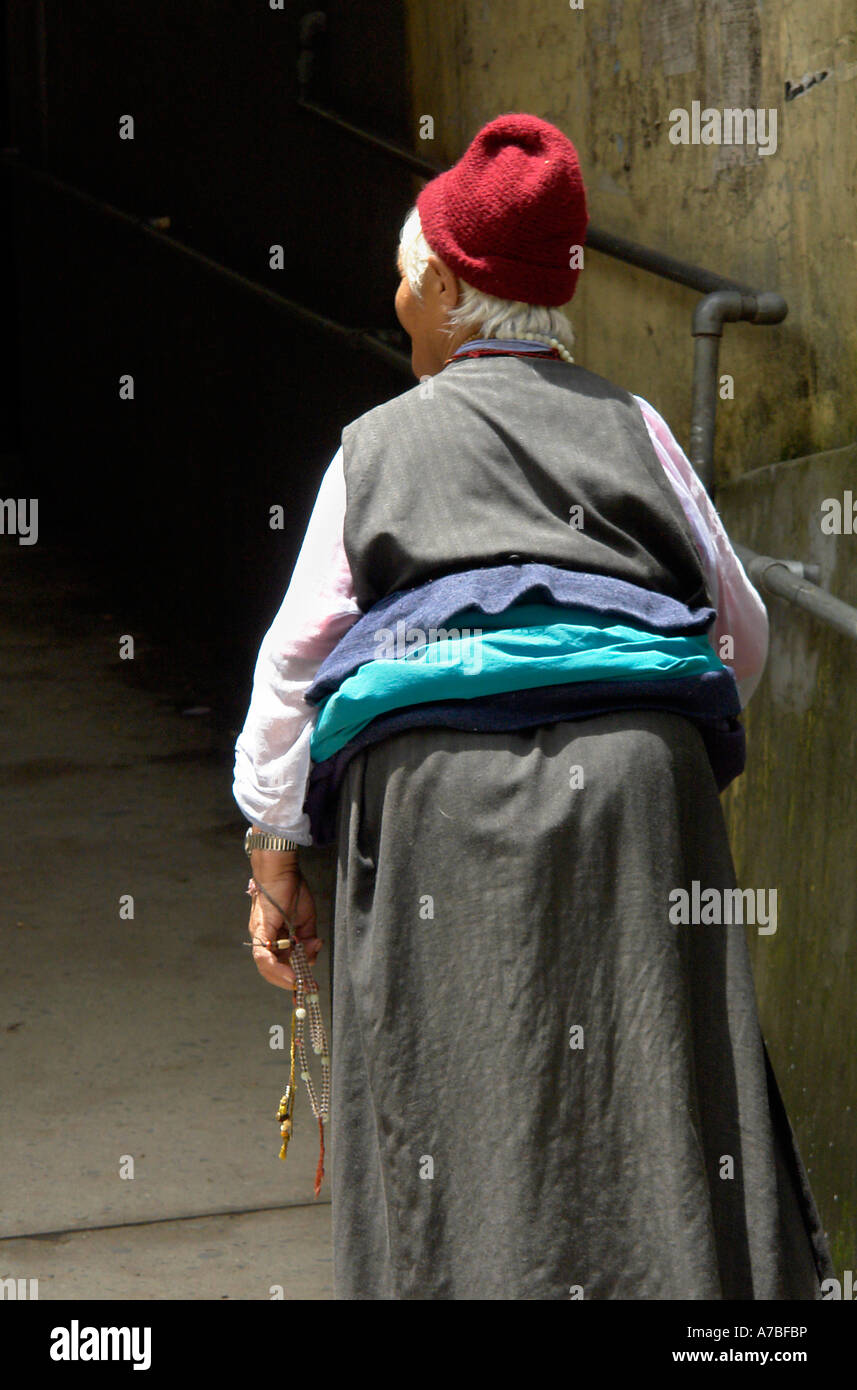 Vecchia donna a tsuglagkhang Foto Stock
