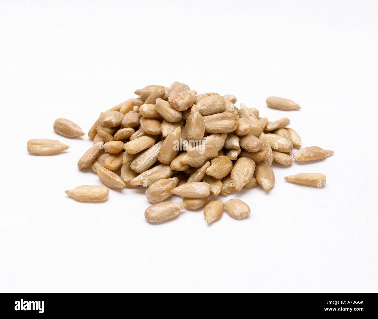 Pila di semi di girasole su sfondo bianco Foto Stock