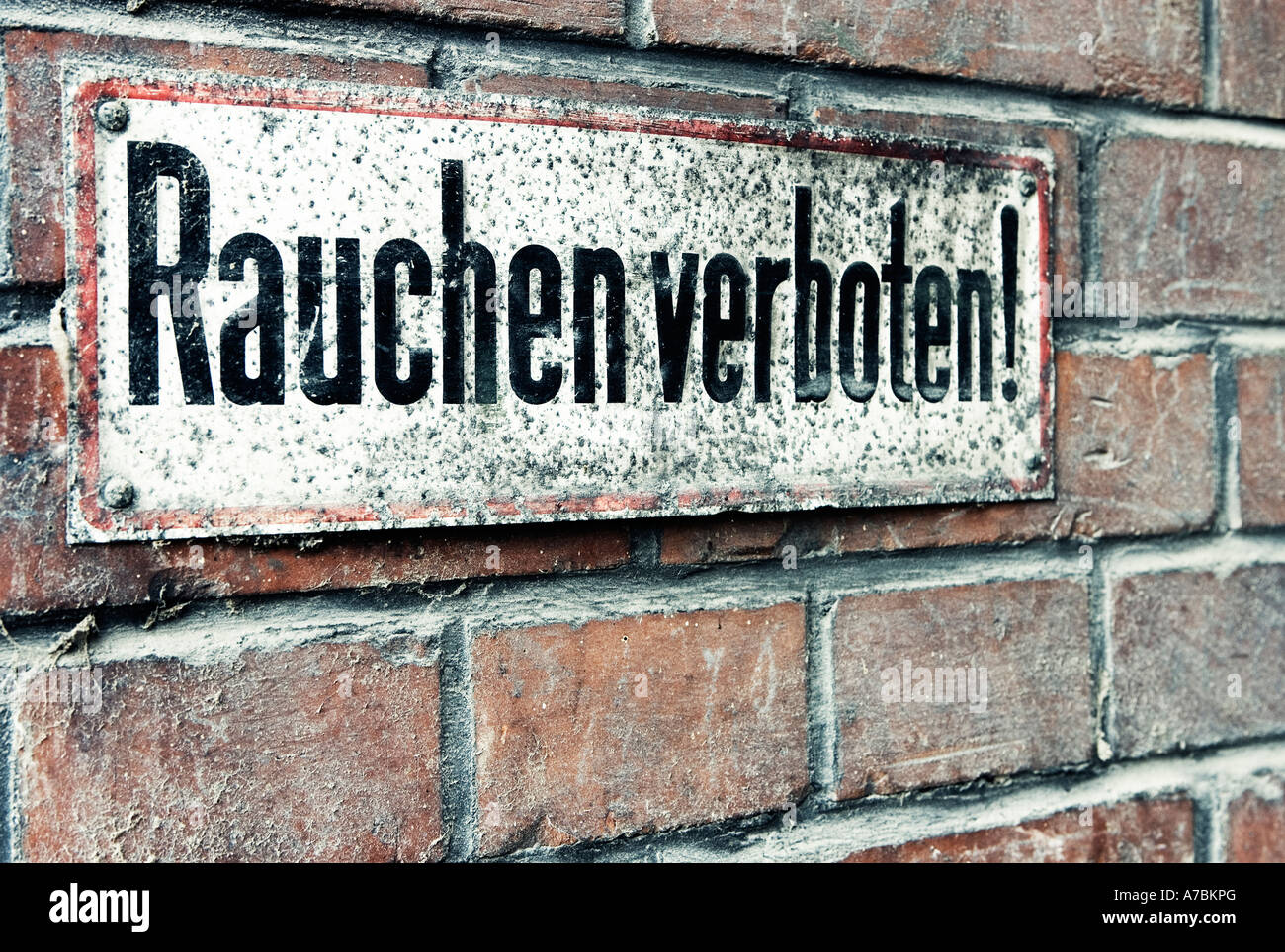 Vietato fumare in lingua tedesca su una parete in fabbrica Foto Stock