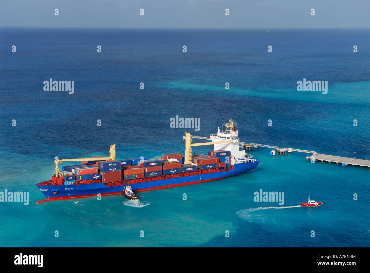 Caricato freighter spinto fuori dal rimorchiatore a baia grande philipsburg Saint martin isola dei Caraibi Foto Stock