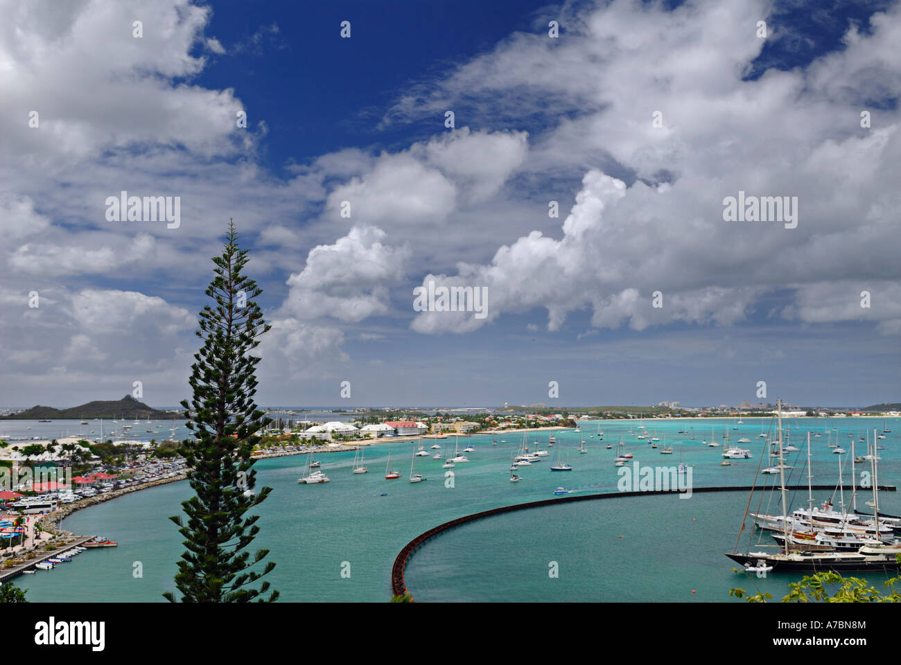 Marigot Bay Marina e Simpson Laguna da Fort St Louis Saint Martin lato Francese West Indies isola dei Caraibi con puffy nuvole Foto Stock