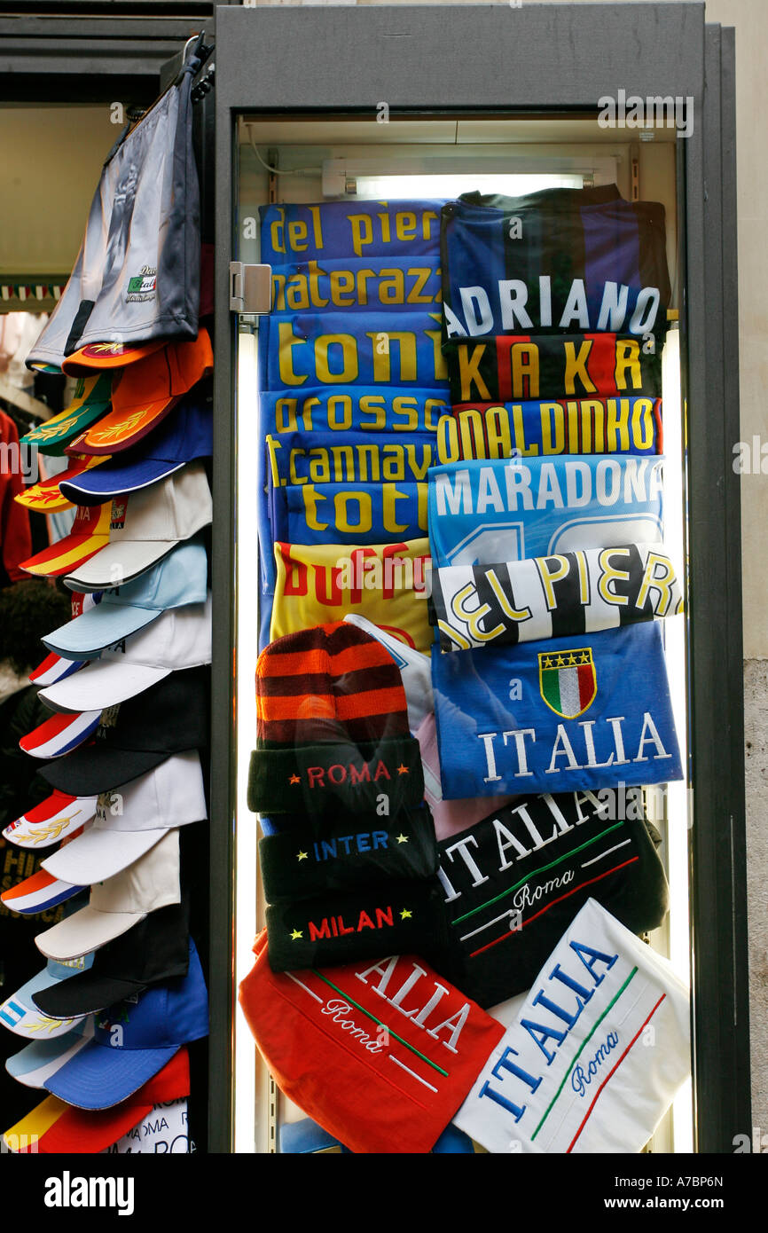 Magliette da calcio per la vendita in un negozio di articoli sportivi Roma  Italia Europa Foto stock - Alamy