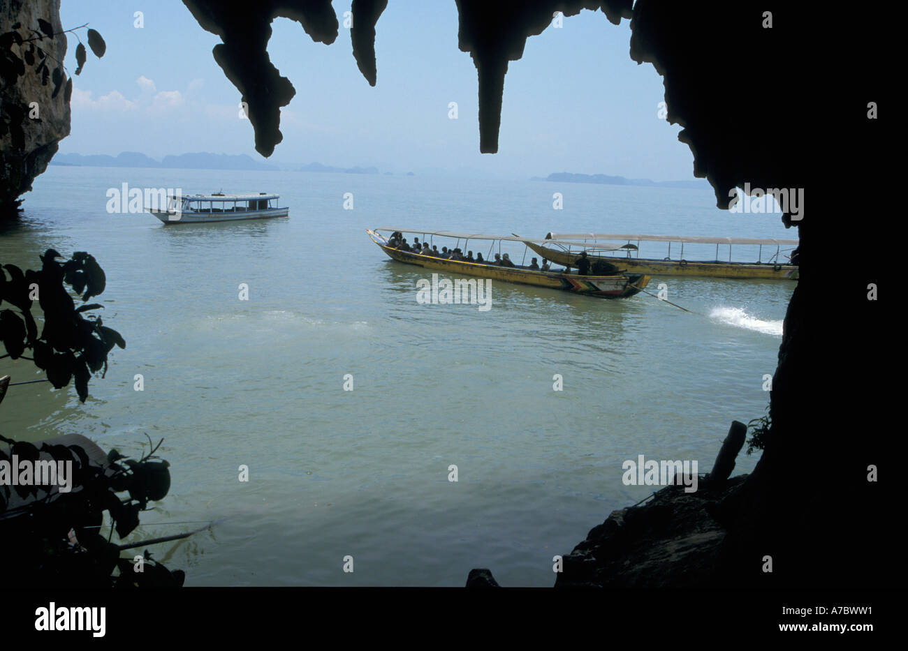 Le imbarcazioni turistiche arrivare a Isola di James Bond in Phang Na Golfo della Thailandia Foto Stock