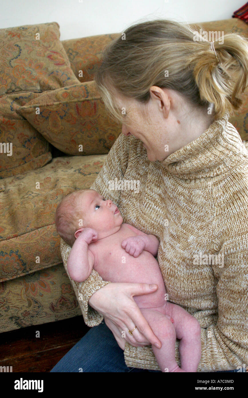 Due settimane vecchio baby boy in madre di braccia Foto Stock