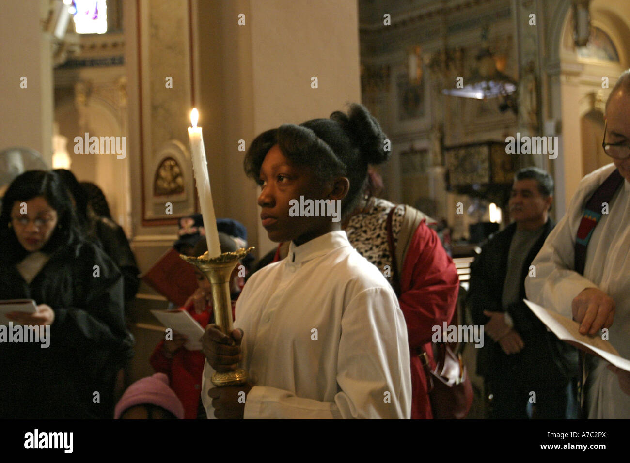 Alter ragazza durante la messa a Santa Barbara chiesa cattolica il Venerdì Santo durante passando attraverso le stazioni della Croce Foto Stock