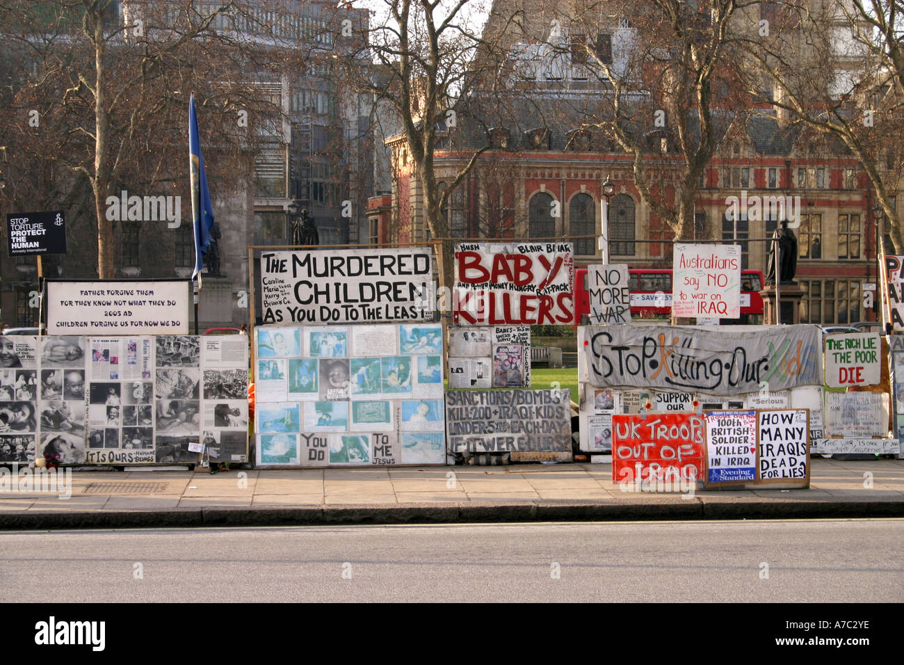 Politica dimostrazione pacifica al di fuori della sede del Parlamento in piazza del Parlamento Westminster City of London Regno Unito Foto Stock