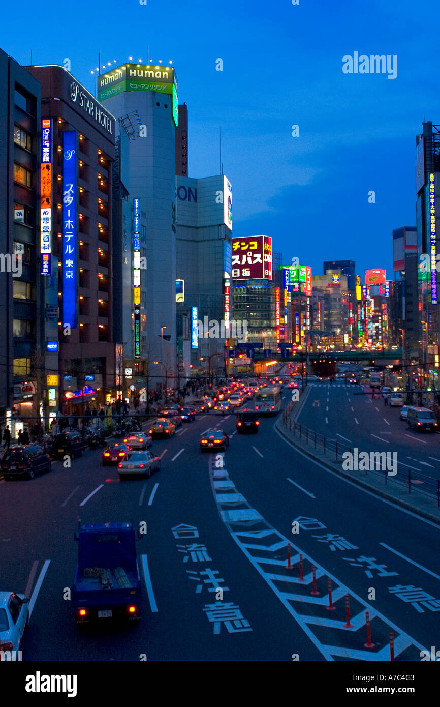 La trafficata e appariscente quartiere di Shinjuku a Tokyo Giappone Foto Stock