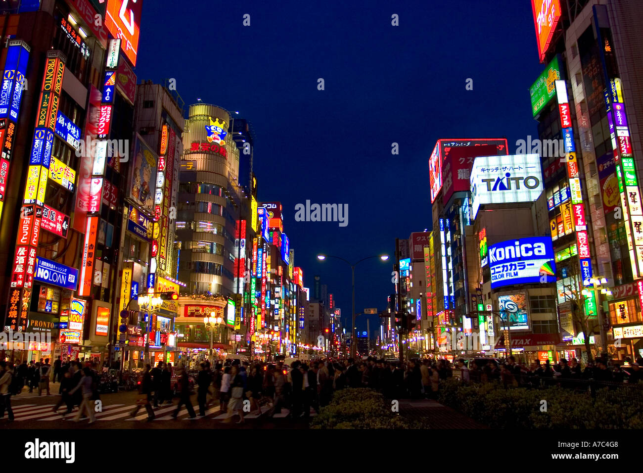 La trafficata e appariscente quartiere di Shinjuku a Tokyo Giappone Foto Stock
