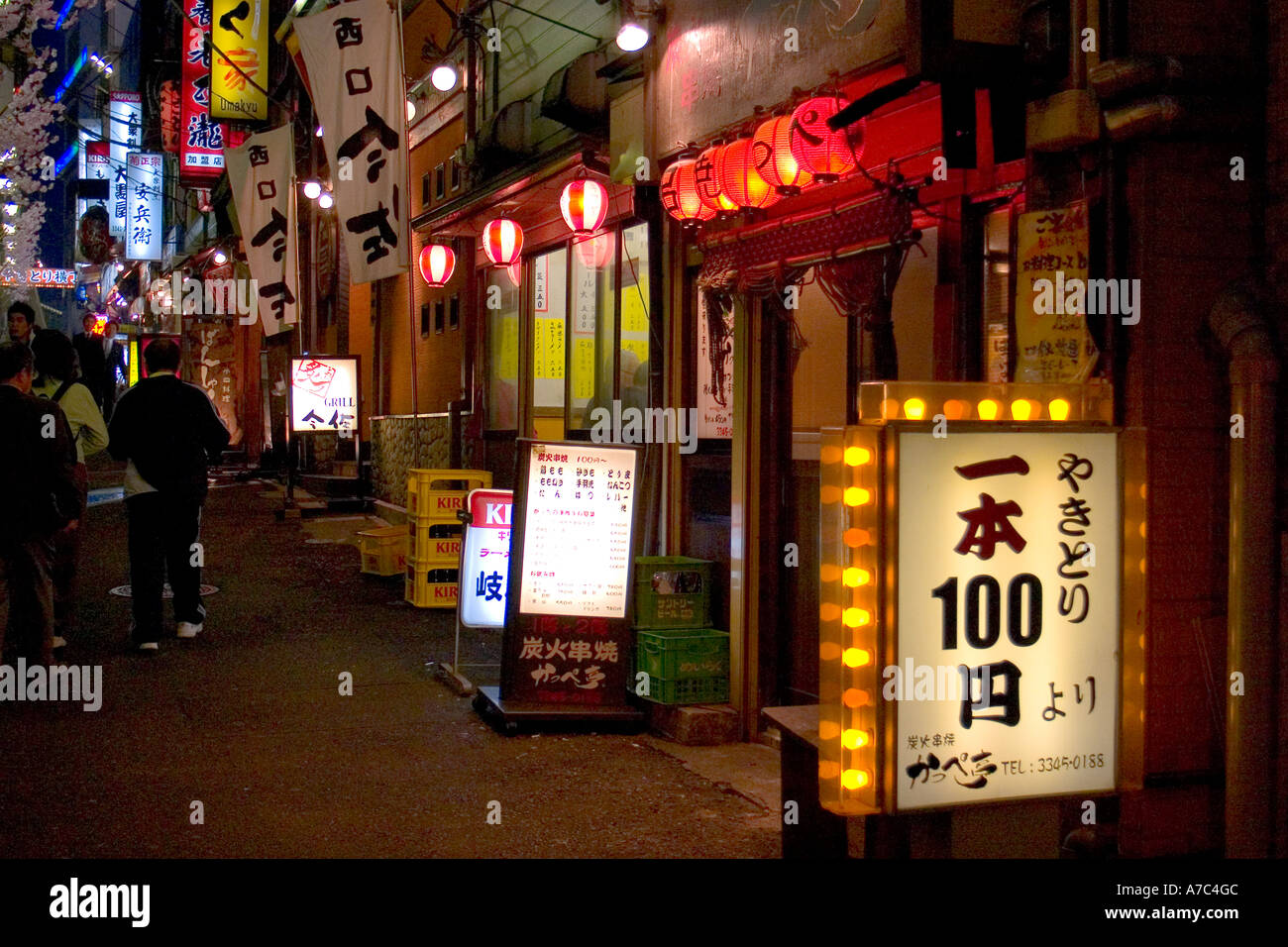 Piccola e tranquilla viuzza con ristoranti tradizionale nel quartiere di Shinjuku a Tokyo Giappone Foto Stock