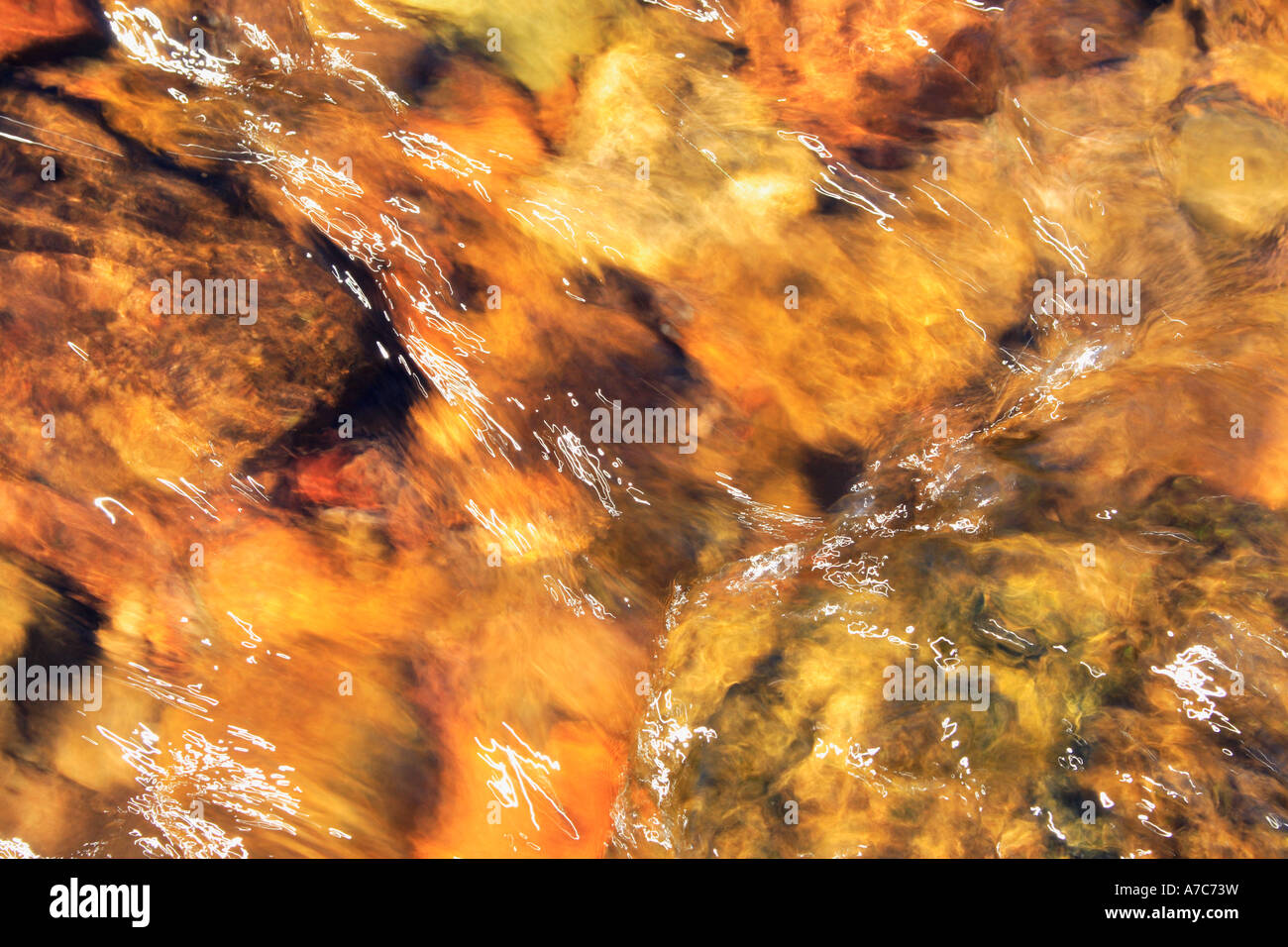 Golden rocce con acqua corrente per utilizzare come sfondo una fotografia Foto Stock