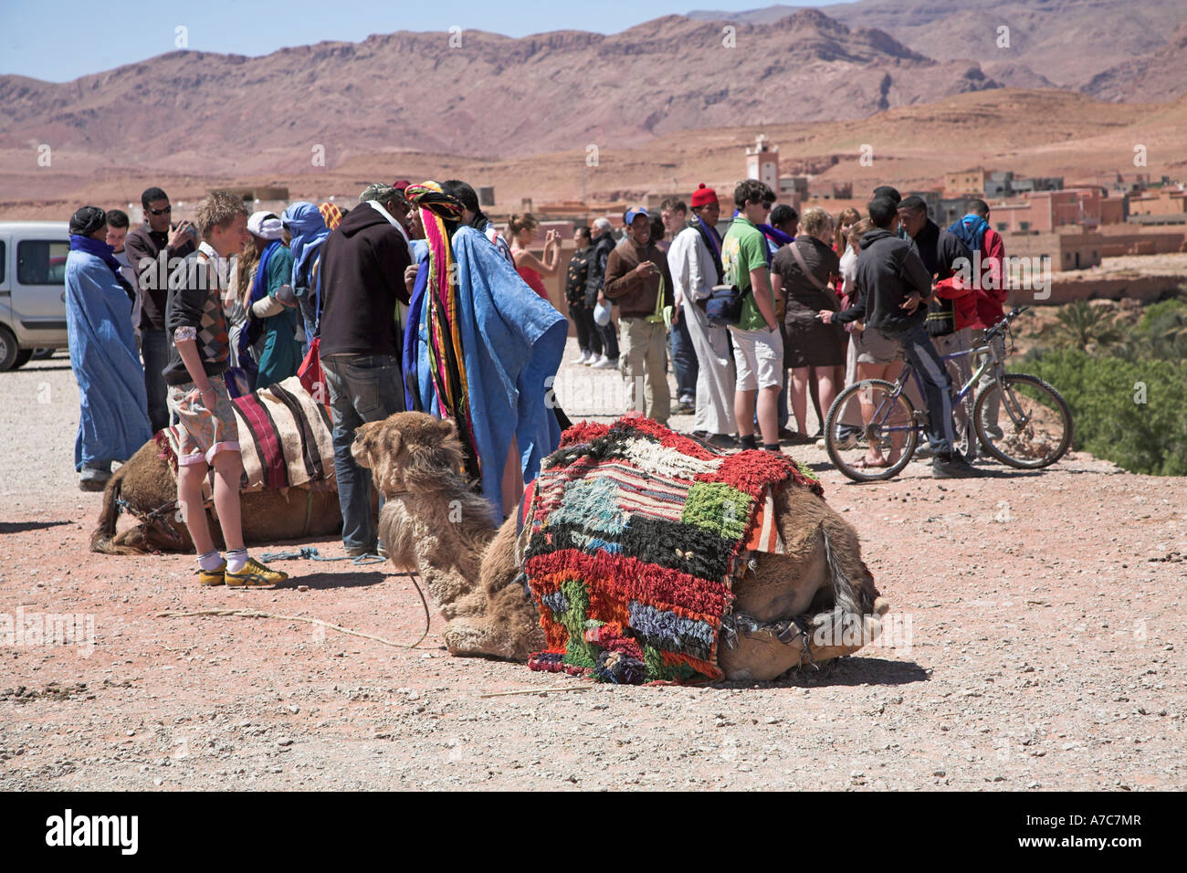 Giovani locali cercando di vendere ai giovani turisti Tenerhir, Marocco Foto Stock