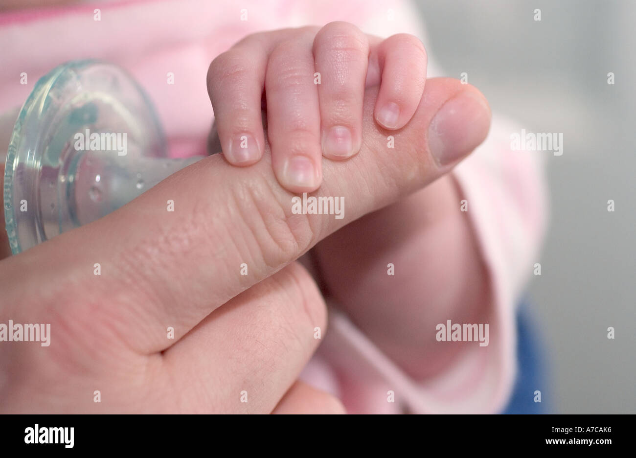 Baby azienda padre s dito Foto Stock