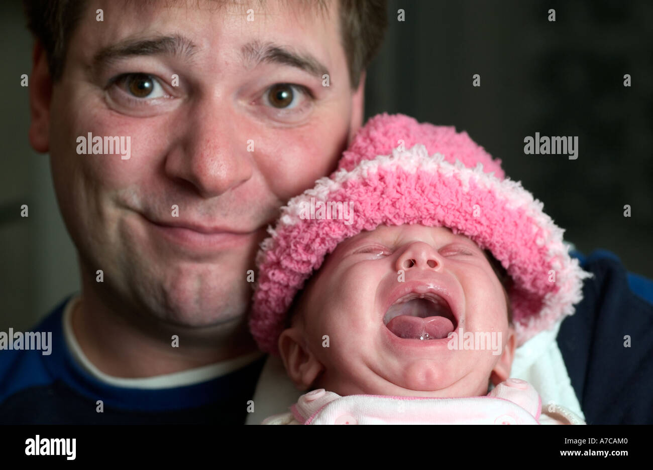 Uomo con la nostra bambina che urla di piangere Foto Stock
