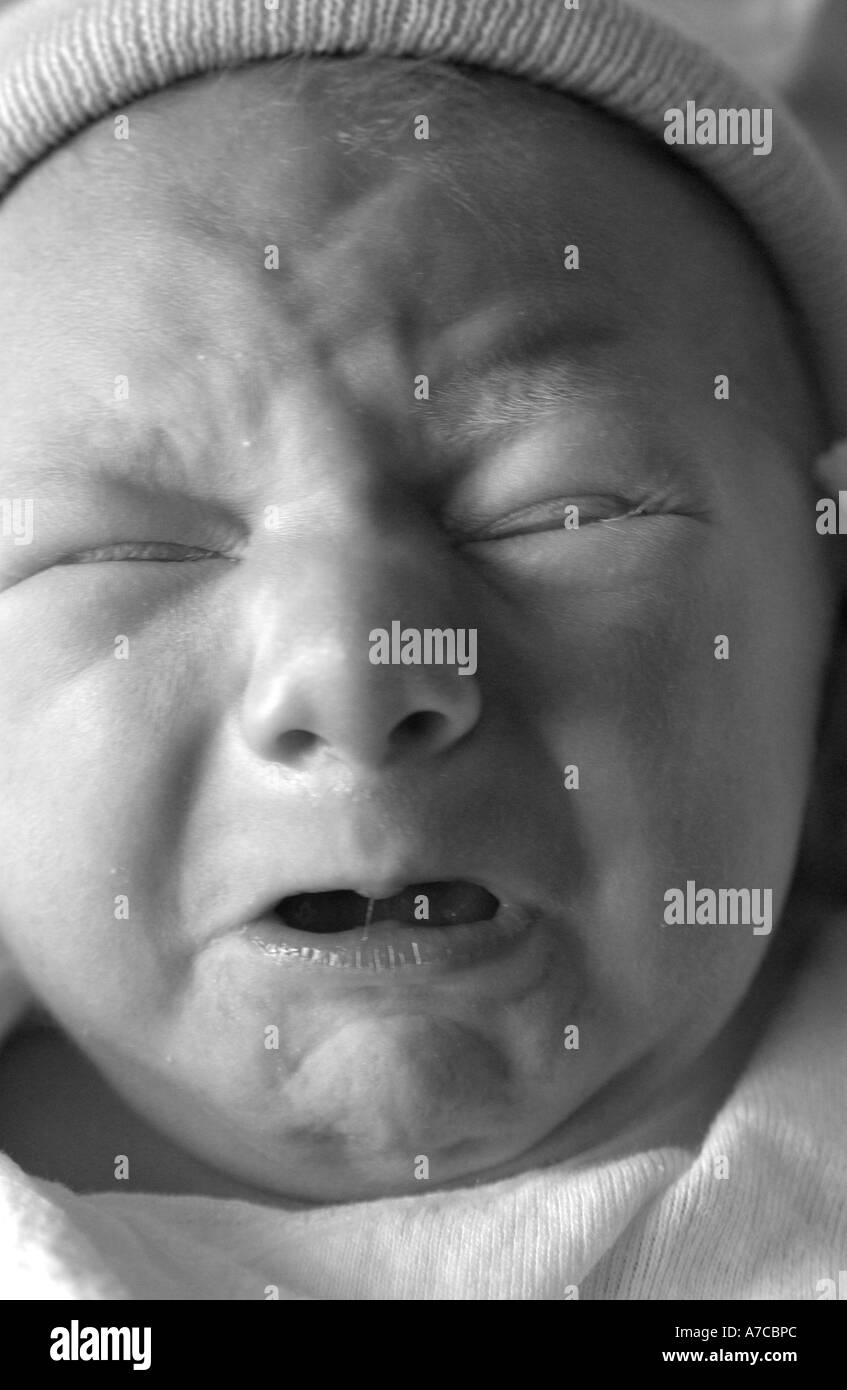 Neonato 3 ora fa il bambino piange Foto Stock