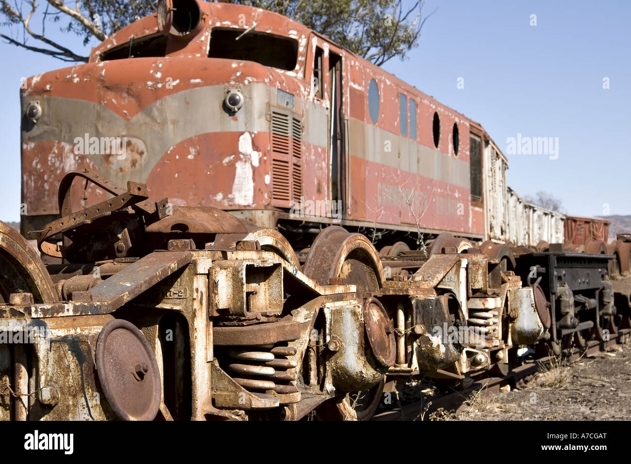 Vecchia locomotiva diesel in treno in cantiere Foto Stock