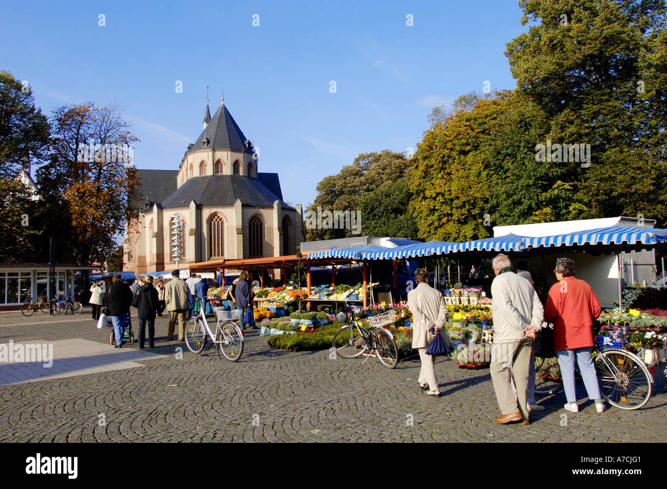 Mercato e chiesa Norden Foto Stock