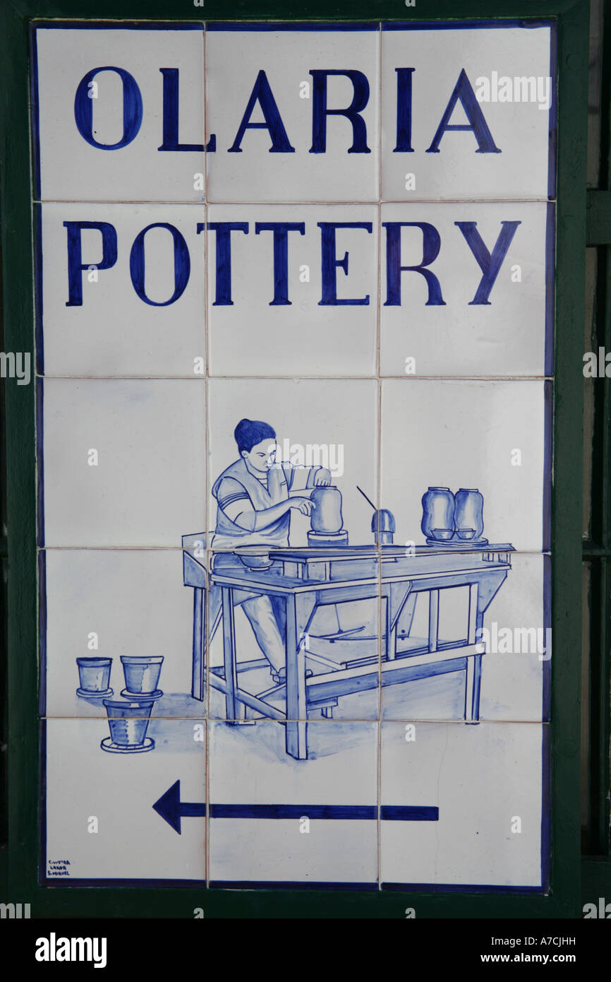 Pannello di ceramica blu che mostra il modo in cui al negozio di ceramiche. Cerâmica Vieira, Lagoa, isole Azzorre Foto Stock
