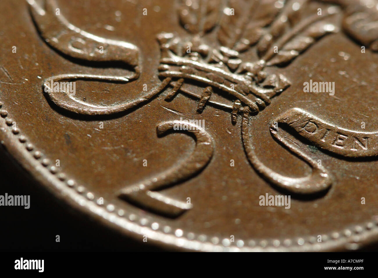 Dettaglio della british due penny moneta 2 pence con scrittura ICH DIEN denaro valuta Foto Stock