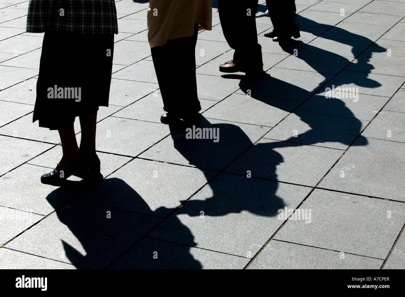 Più ombre sul marciapiede di uomini e donne di eseguire la Sardana dance Pla de la Seu Barcellona Catalonia Spagna Foto Stock