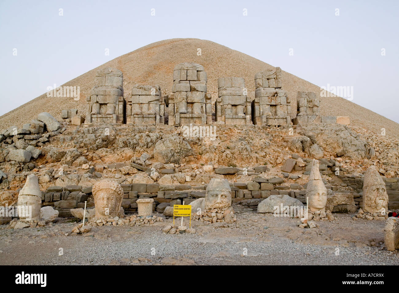 Gigante di pietra capi di fronte all'Antioco 1 Epiphanes funery mound, monte Nemrut, sud-Anatolia orientale Foto Stock