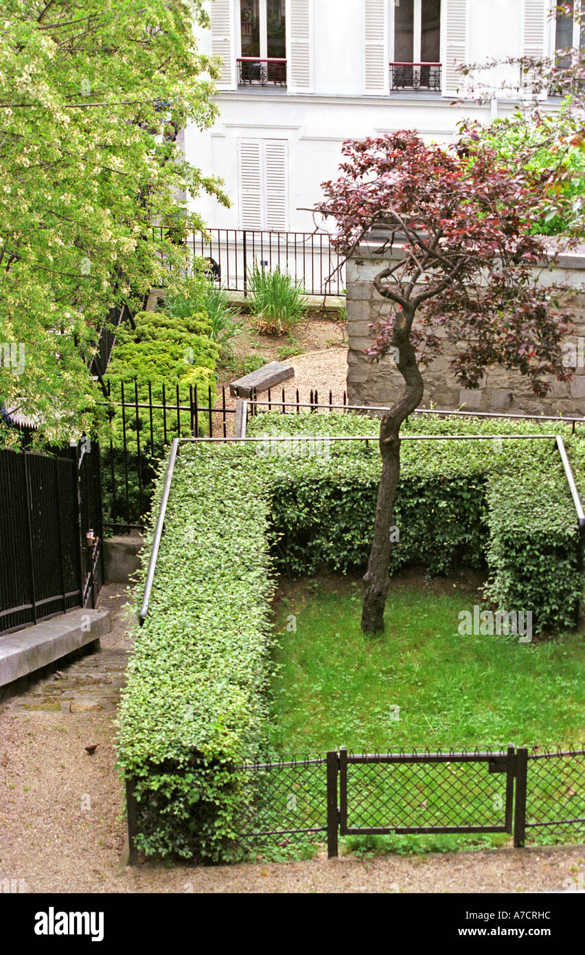 Piccoli giardini privati di Montmartre Foto stock - Alamy
