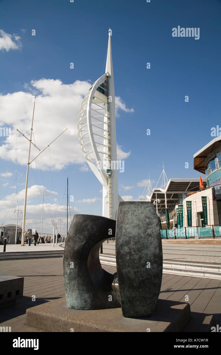 PORTSMOUTH HAMPSHIRE REGNO UNITO Aprile guardando sopra una delle sculture sul lungomare di rivalorizzare di Gunwharf Quays Foto Stock