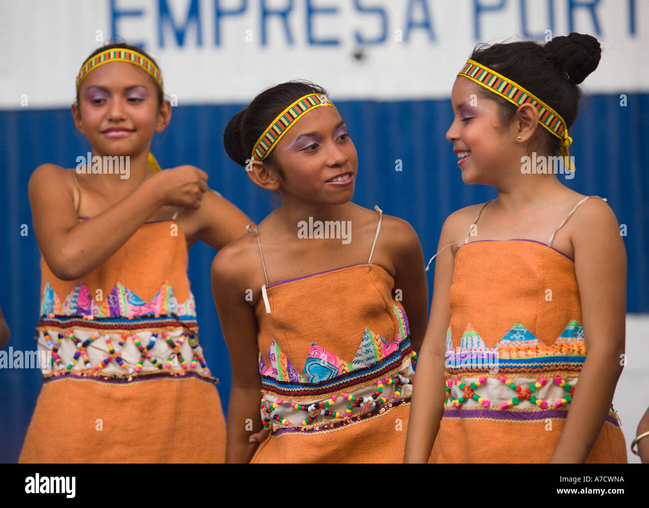 Testa e spalle ritratto di tre locali attraente ragazza ballerini folk durante una pausa nel loro show a Corinto Nicaragua Foto Stock