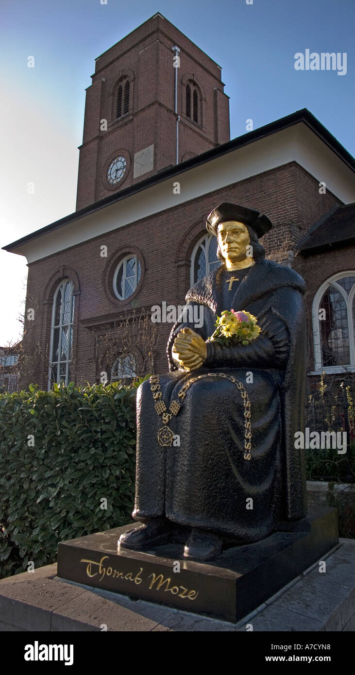 Statua di Thomas More sul terrapieno di Chelsea Chelsea London Inghilterra England Foto Stock
