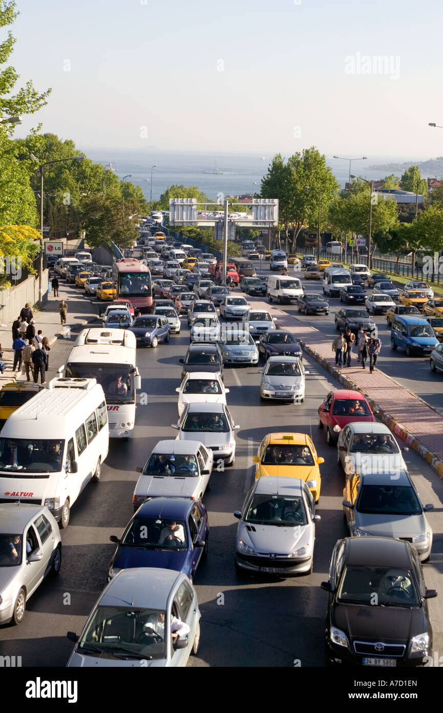 Il traffico pesante su Istanbul City Road a Ortakoy Foto Stock