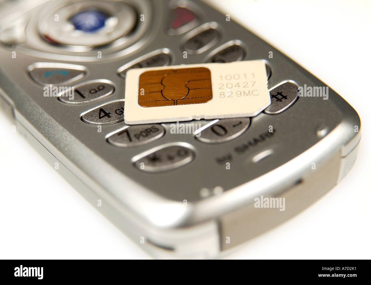 Scheda SIM su un telefono cellulare tastiera Foto Stock