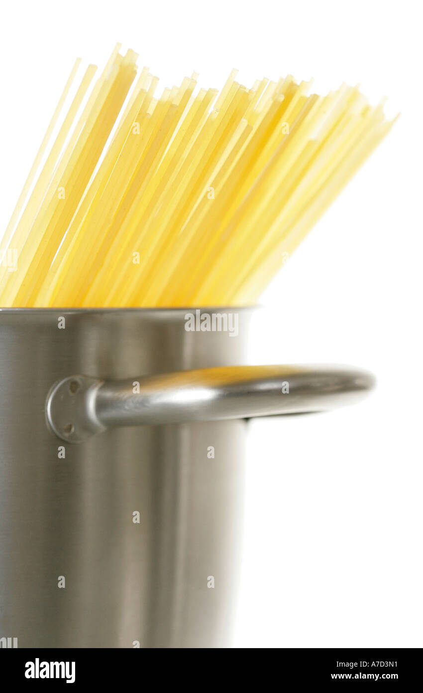 Gli spaghetti a cuocere in una pentola Foto Stock