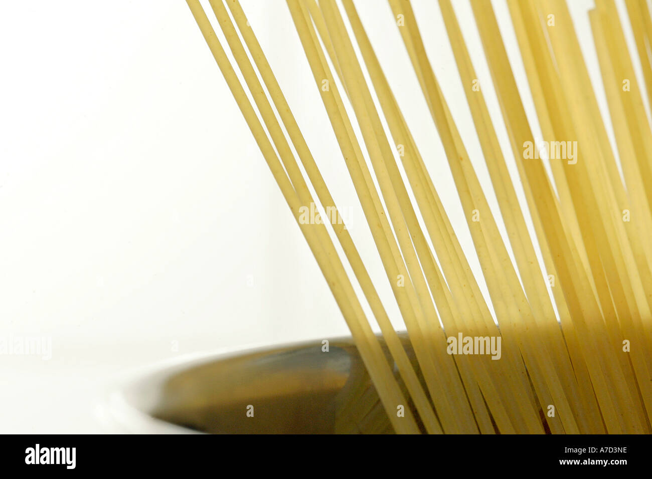 Gli spaghetti a cuocere in una pentola Foto Stock