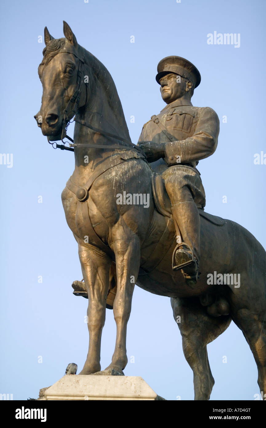 Una statua di Attaturk primo leader della Turchia moderna a cavallo in bronzo nella città capitale di Ankara Foto Stock