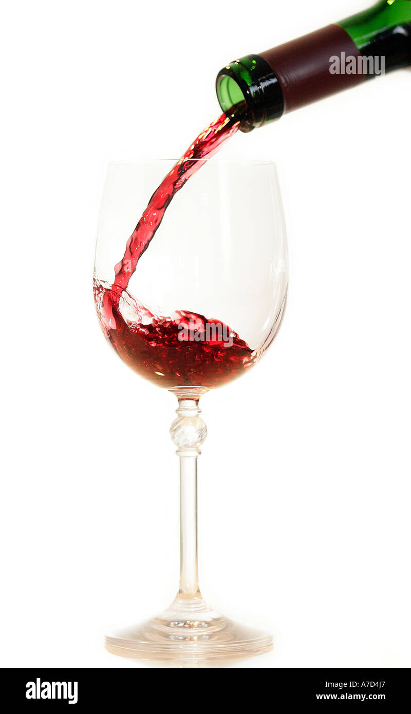 Versare il vino rosso in vetro Foto Stock