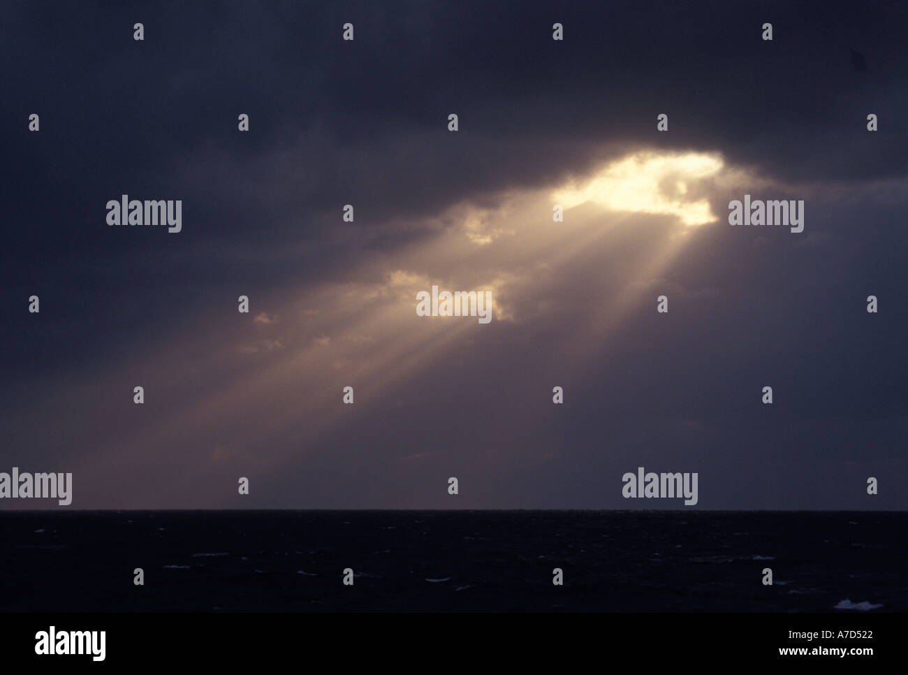 Raggi di sole che splende attraverso le nuvole Foto Stock