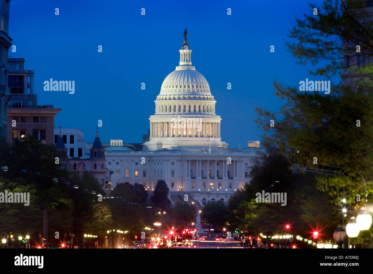Pennsylvania Avenue e la United States Capitol Building al crepuscolo. Nel centro cittadino di Washington D.C. Siamo stati uniti d'America Foto Stock
